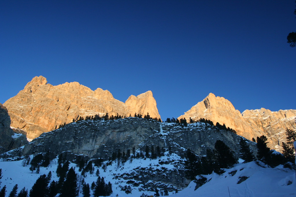 badia_07.jpg - Scendendo verso il Rifugio Scotoni, con le montagne che si infiammano