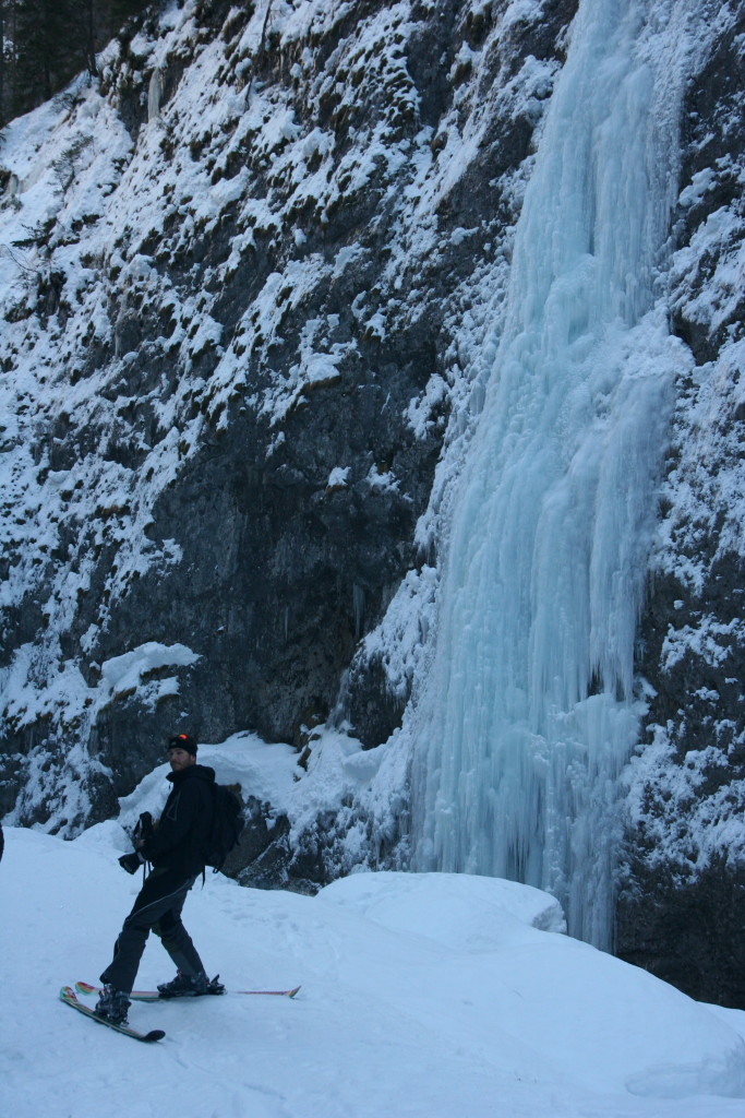 badia_15.jpg - Si passa a fianco alle cascate di ghiaccio