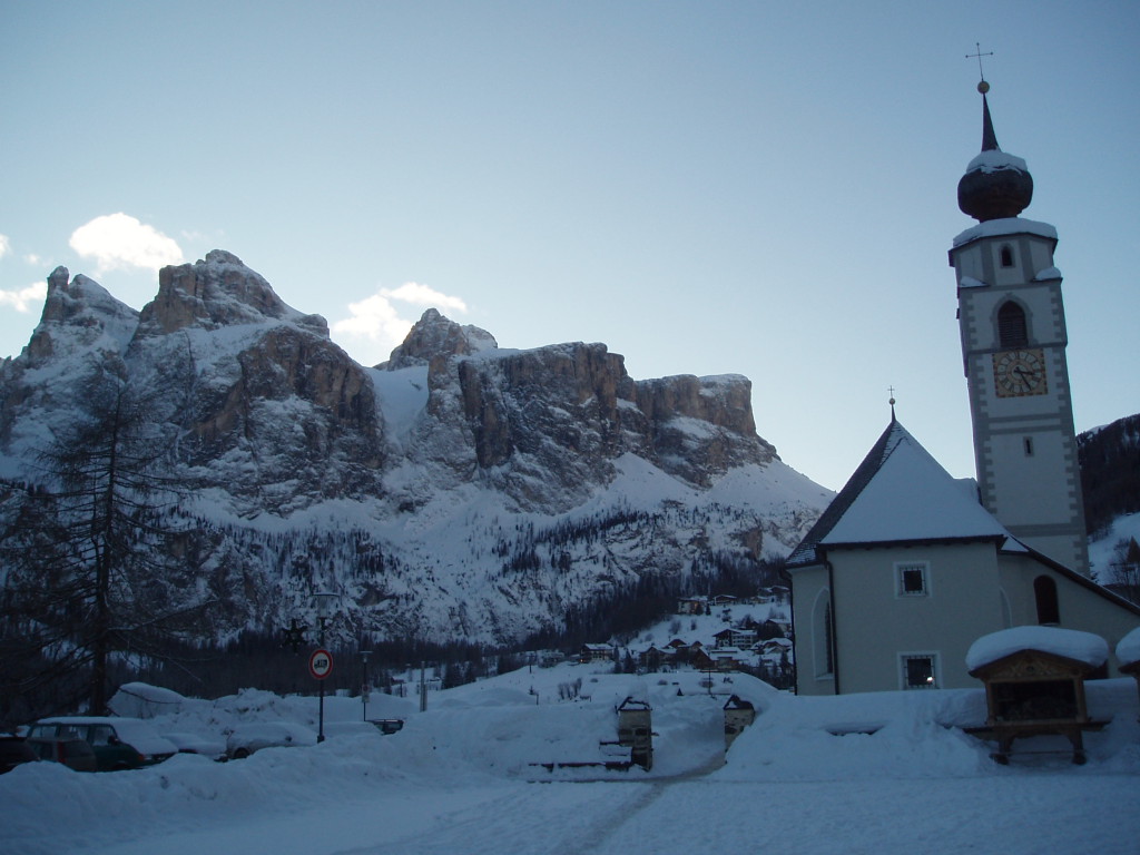 badia_32.jpg - Colfosco al tramonto. Dietro, Sella, Boé e Val Mesdì.