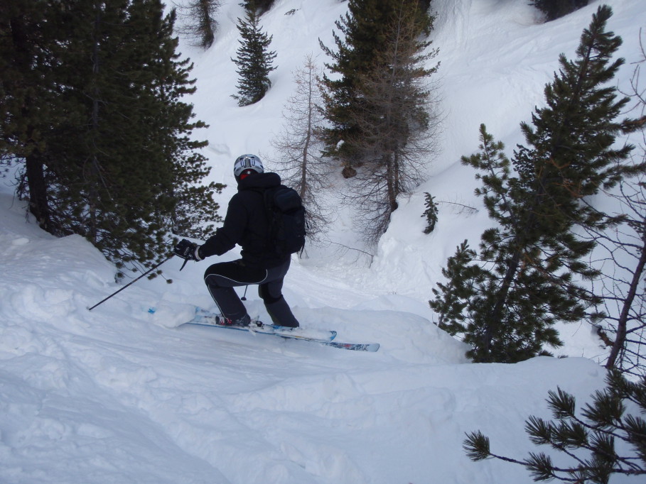 zingarotour033.jpg - Livigno, boschetti @ Mottolino - "Mmmm, per fortuna che nei boschetti è ancora polvere... io mi lancio eh, poi se fiondo tanto non mi faccio nulla!"