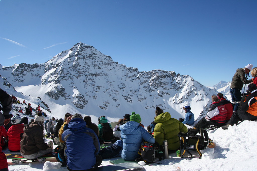 zingarotour081.jpg - Alla domenica, tutti a guardare il Bec de Rosses. C'è il Verbier Xtreme, ultima tappa del Freeride World Tour.